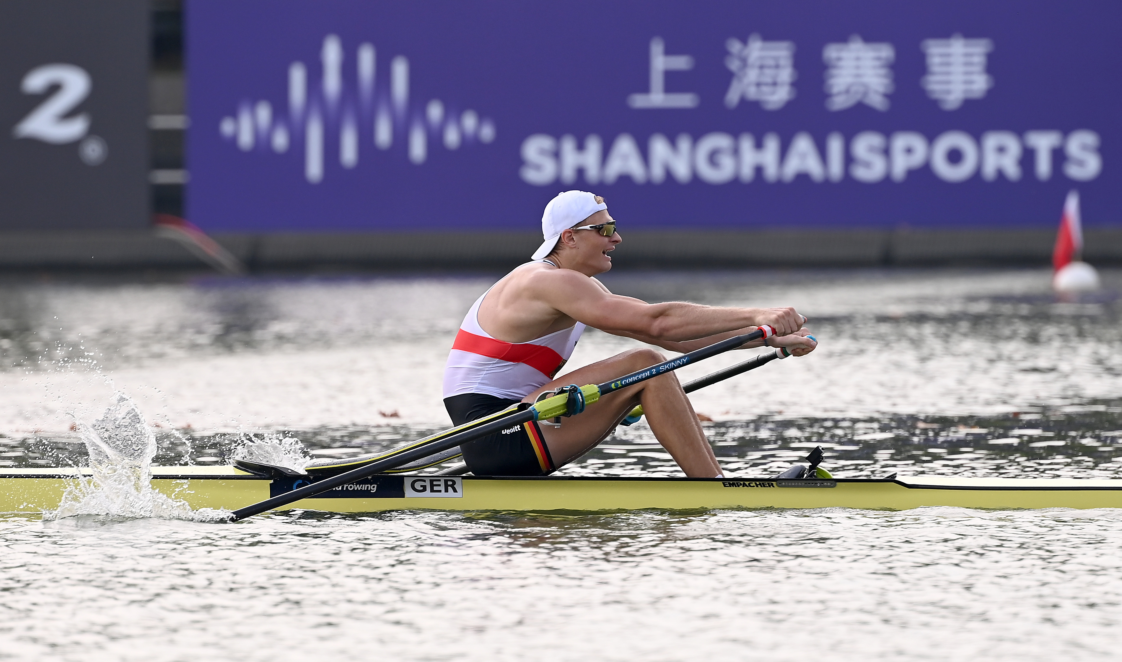 Olympiasieger Oliver Zeidler (hier in Shanghai 2025) fordert Weltmeister Stefanos Ntouskos (Griechenland) im Sprint. Foto: MeinRuderbild/D. Seyb